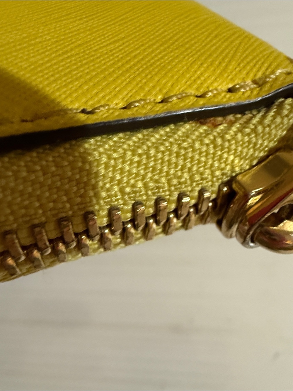 Henri Bendel West 57th wallet a zip-around closure and gold-tone hardware - Picture 5 of 10